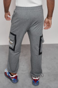 Оптом Широкие спортивные брюки трикотажные мужские серого цвета 12908Sr в Омске, фото 22