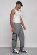 Оптом Широкие спортивные брюки трикотажные мужские серого цвета 12908Sr в Перми, фото 23