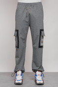 Оптом Широкие спортивные брюки трикотажные мужские серого цвета 12908Sr в Ижевск, фото 9