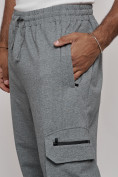 Оптом Широкие спортивные брюки трикотажные мужские серого цвета 12910Sr в Казани, фото 15