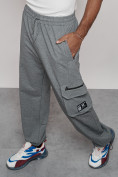 Оптом Широкие спортивные брюки трикотажные мужские серого цвета 12910Sr в Волгоградке, фото 19