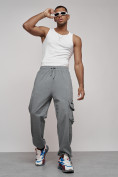 Оптом Широкие спортивные брюки трикотажные мужские серого цвета 12910Sr в Оренбурге, фото 2