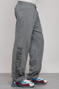 Оптом Широкие спортивные брюки трикотажные мужские серого цвета 12910Sr в Самаре, фото 25