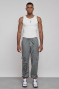 Оптом Брюки джоггеры спортивны мужские серого цвета 12918Sr в Сочи, фото 6