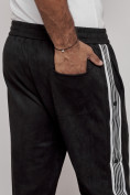 Оптом Спортивные мужские джоггеры из бархатного трикотажа черного цвета 12925Ch в Саратове, фото 11