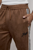 Оптом Спортивные мужские джоггеры из бархатного трикотажа коричневого цвета 12925K в Астане, фото 11