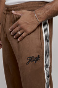 Оптом Спортивные мужские джоггеры из бархатного трикотажа коричневого цвета 12925K в Перми, фото 12