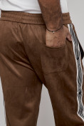 Оптом Спортивные мужские джоггеры из бархатного трикотажа коричневого цвета 12925K, фото 14