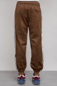 Оптом Спортивные мужские джоггеры из бархатного трикотажа коричневого цвета 12925K в Саратове, фото 9