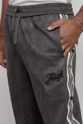 Оптом Спортивные мужские джоггеры из бархатного трикотажа серого цвета 12925Sr в Уфе, фото 10