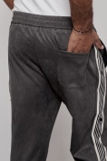 Оптом Спортивные мужские джоггеры из бархатного трикотажа серого цвета 12925Sr в Оренбурге, фото 12