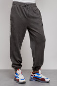 Оптом Спортивные мужские джоггеры из бархатного трикотажа серого цвета 12925Sr в Омске, фото 6