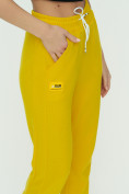 Оптом Штаны джоггеры женские желтого цвета 1302J в Перми, фото 11