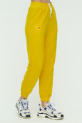 Оптом Штаны джоггеры женские желтого цвета 1302J в Перми, фото 7