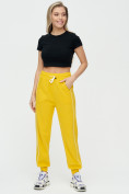 Оптом Спортивные брюки женские желтого цвета 1306J в Перми