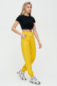 Оптом Спортивные брюки женские желтого цвета 1306J в Казани, фото 3
