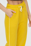 Оптом Спортивные брюки женские желтого цвета 1306J в Казани, фото 17
