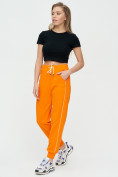Оптом Спортивные брюки женские оранжевого цвета 1306O в  Красноярске, фото 4