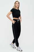 Оптом Спортивные брюки женские черного цвета 1306Ch в  Красноярске, фото 4