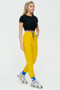 Оптом Спортивные брюки женские желтого цвета 1307J в Казани, фото 3