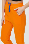 Оптом Спортивные брюки женские оранжевого цвета 1307O в  Красноярске, фото 18