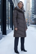 Оптом Пальто зимнее утепленное с капюшоном женское темно-коричневого цвета 1318TK