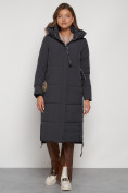 Оптом Пальто утепленное с капюшоном зимнее женское темно-серого цвета 132132TC
