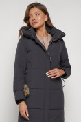 Оптом Пальто утепленное с капюшоном зимнее женское темно-серого цвета 132132TC в Самаре, фото 11