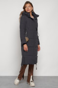 Оптом Пальто утепленное с капюшоном зимнее женское темно-серого цвета 132132TC в  Красноярске, фото 2