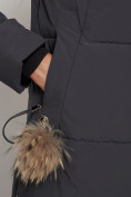 Оптом Пальто утепленное с капюшоном зимнее женское темно-серого цвета 132132TC в Самаре, фото 20