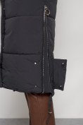 Оптом Пальто утепленное с капюшоном зимнее женское темно-серого цвета 132132TC в  Красноярске, фото 22