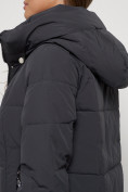 Оптом Пальто утепленное с капюшоном зимнее женское темно-серого цвета 132132TC в Воронеже, фото 23