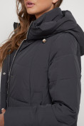 Оптом Пальто утепленное с капюшоном зимнее женское темно-серого цвета 132132TC, фото 24