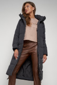 Оптом Пальто утепленное с капюшоном зимнее женское темно-серого цвета 132132TC в Перми, фото 26