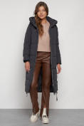 Оптом Пальто утепленное с капюшоном зимнее женское темно-серого цвета 132132TC в Омске, фото 30