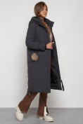 Оптом Пальто утепленное с капюшоном зимнее женское темно-серого цвета 132132TC в Санкт-Петербурге, фото 32
