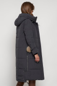 Оптом Пальто утепленное с капюшоном зимнее женское темно-серого цвета 132132TC в Перми, фото 35