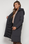 Оптом Пальто утепленное с капюшоном зимнее женское темно-серого цвета 132132TC в Казани, фото 43