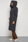 Оптом Пальто утепленное с капюшоном зимнее женское темно-серого цвета 132132TC в Воронеже, фото 5