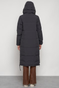 Оптом Пальто утепленное с капюшоном зимнее женское темно-серого цвета 132132TC в Перми, фото 7