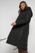 Оптом Пальто утепленное с капюшоном зимнее женское темно-зеленого цвета 132132TZ в Омске, фото 21