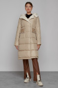 Оптом Пальто утепленное с капюшоном зимнее женское бежевого цвета 1322367B в  Красноярске