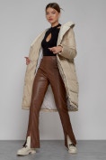 Оптом Пальто утепленное с капюшоном зимнее женское бежевого цвета 1322367B в Самаре, фото 12