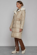 Оптом Пальто утепленное с капюшоном зимнее женское бежевого цвета 1322367B в  Красноярске, фото 2