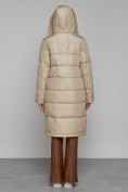 Оптом Пальто утепленное с капюшоном зимнее женское бежевого цвета 1322367B в Казани, фото 4