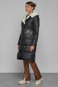Оптом Пальто утепленное с капюшоном зимнее женское черного цвета 1322367Ch в Алма-Ате, фото 2
