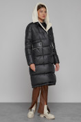 Оптом Пальто утепленное с капюшоном зимнее женское черного цвета 1322367Ch в Барнауле, фото 7
