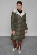Оптом Пальто утепленное с капюшоном зимнее женское цвета хаки 1322367Kh в Барнауле, фото 10