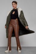 Оптом Пальто утепленное с капюшоном зимнее женское цвета хаки 1322367Kh в Санкт-Петербурге, фото 14