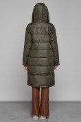 Оптом Пальто утепленное с капюшоном зимнее женское цвета хаки 1322367Kh в Барнауле, фото 4